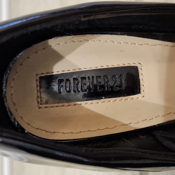 Forever 21 black pointy toe heels - Picture 2 of 4